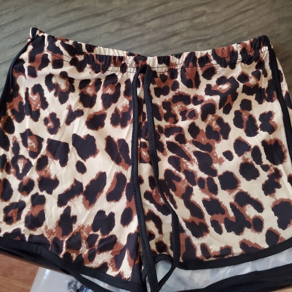 Leopard print M dolphin shorts - Picture 3 of 4